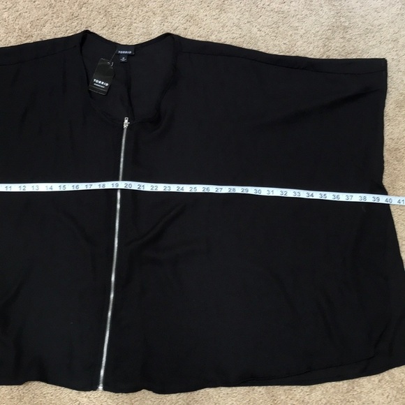 NWT! Torrid black zip front S/S blouse . - Picture 5 of 9